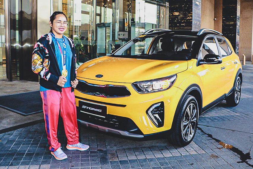 Hidilyn Diaz Posing front Stonic