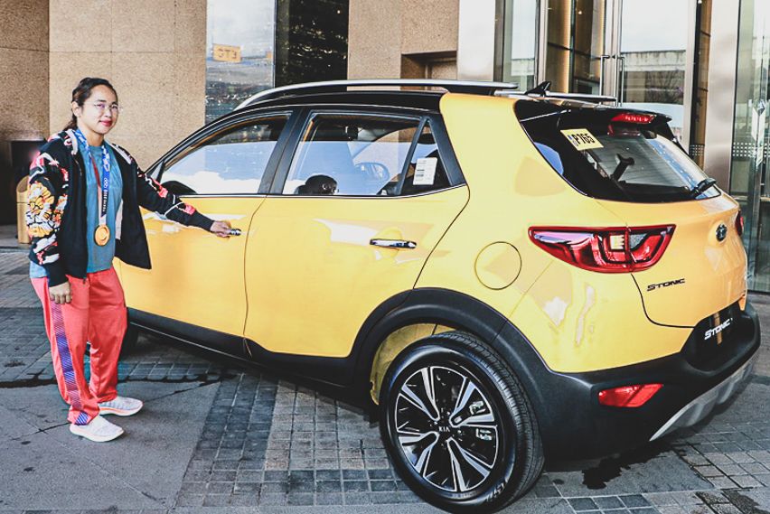 Hidilyn Diaz Posing with Stonic