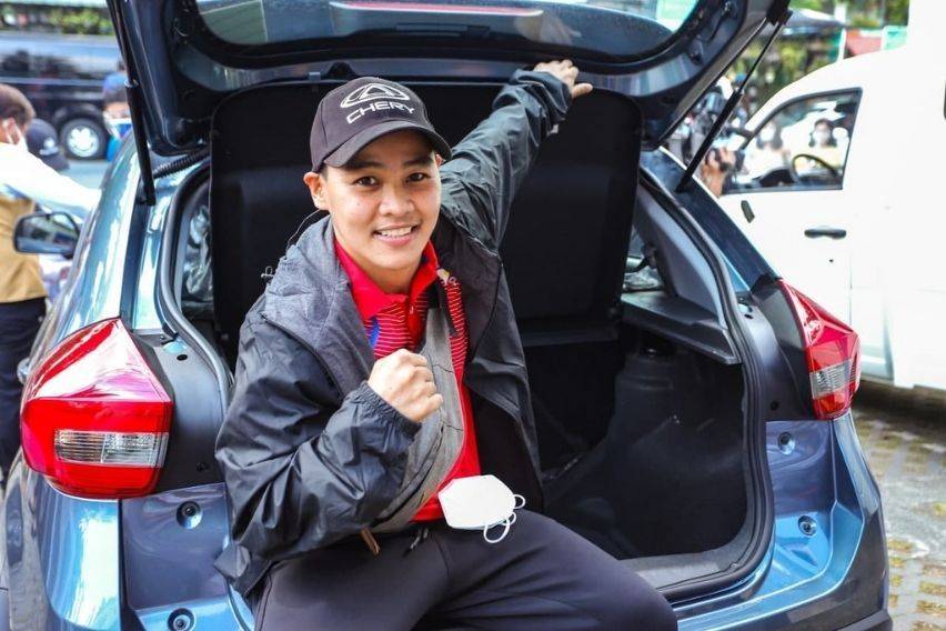 Chery PH awards Olympic silver medalist Nesthy Petecio a brand-new Tiggo 2 crossover