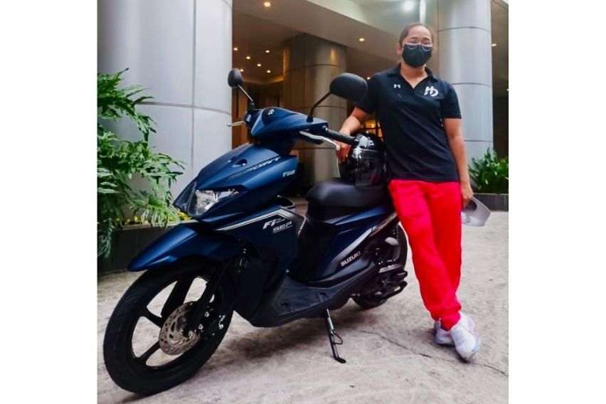 Hidilyn Diaz with her Suzuki Skydrive Sport