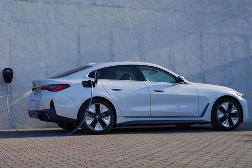 BMW i4 side