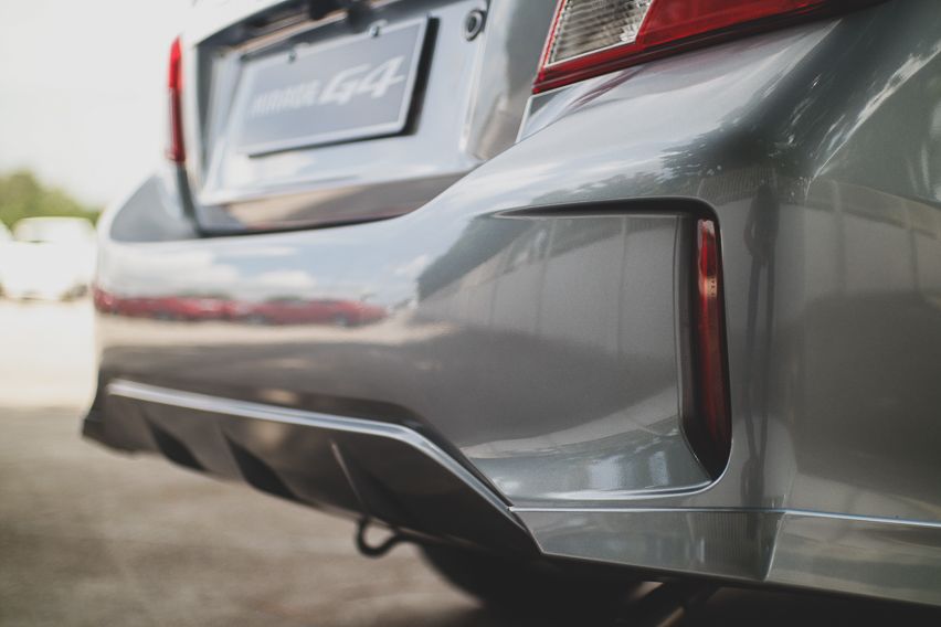 Mirage G4 Rear reflector close