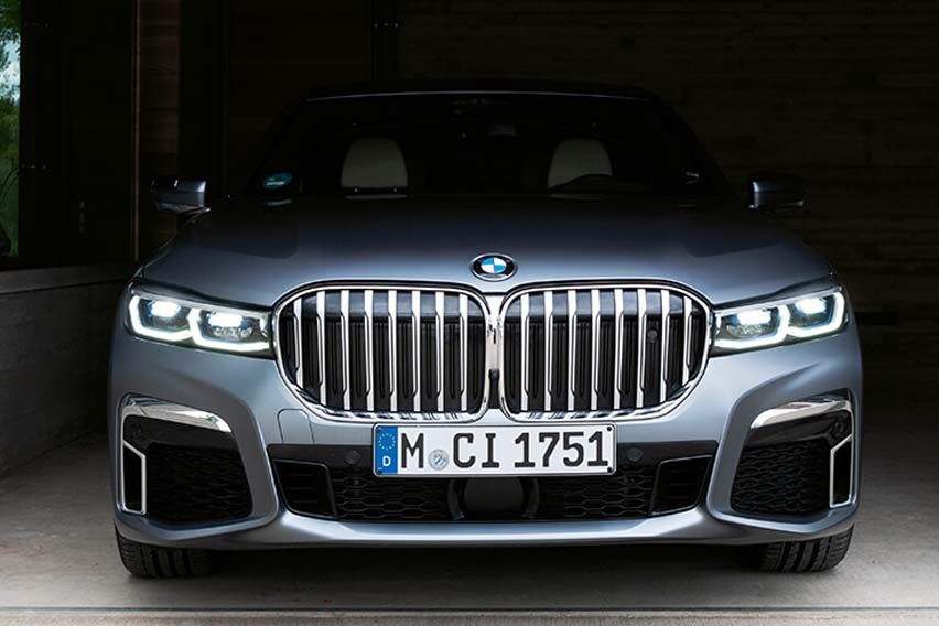 BMW 740Le xDrive M Sport front grille