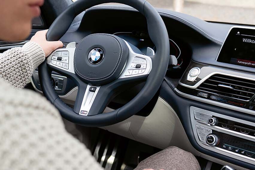 BMW 740Le xDrive M Sport steering wheel