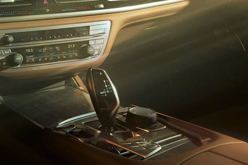 BMW 740Le xDrive M Sport  gear stick