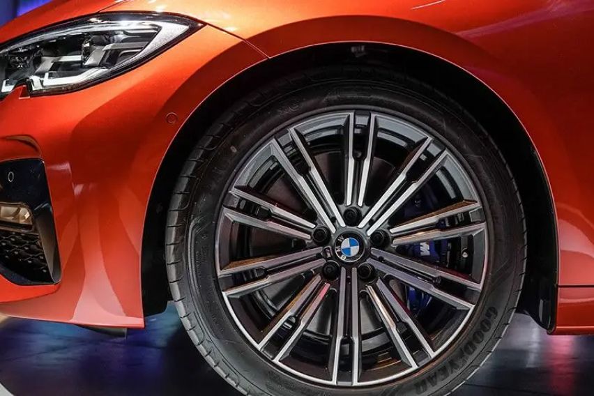 BMW 330i M Sport wheel