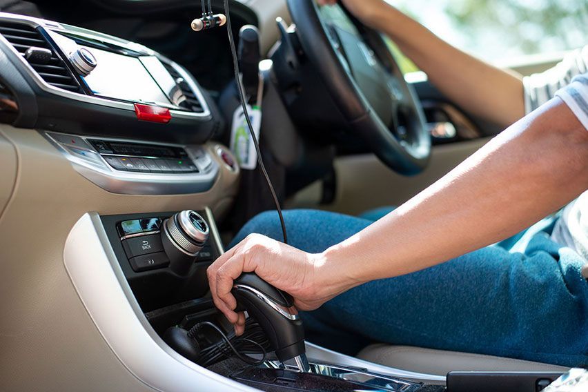 Tips Aman Berkendara Dengan Mobil Bertransmisi Otomatis