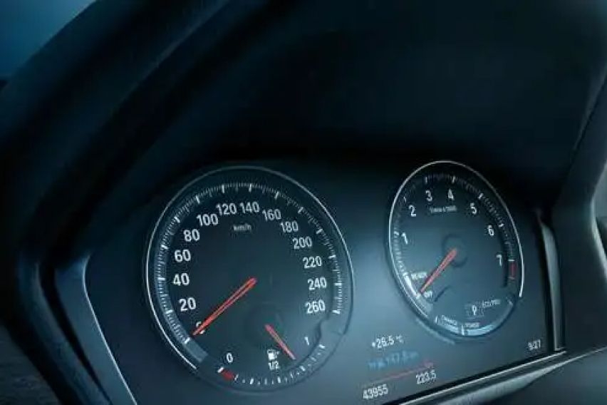 BMW X1 sDrive20i M Sport instrument cluster