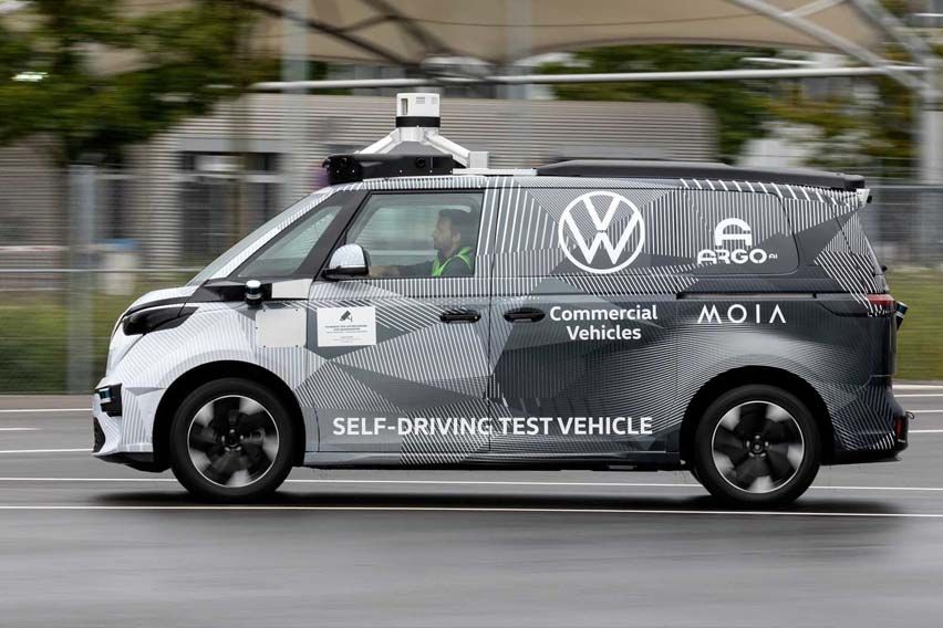 Volkswagen ID. Buzz AD side