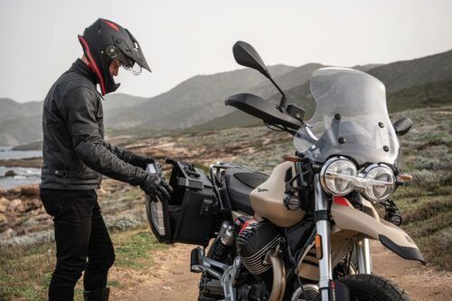 Simak Spesifikasi Moto Guzzi V7 Stone dan V85 TT Travel Model 2021