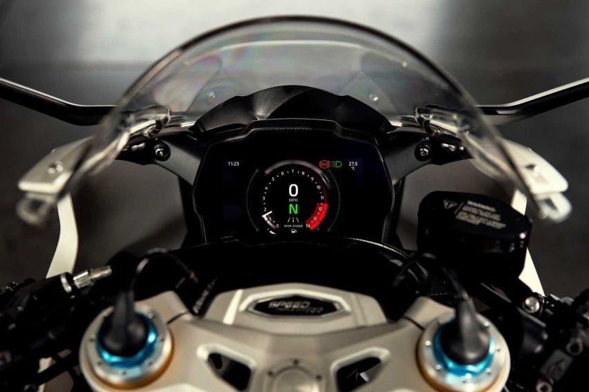 2022 Triumph Speed Triple 1200 RR cockpit