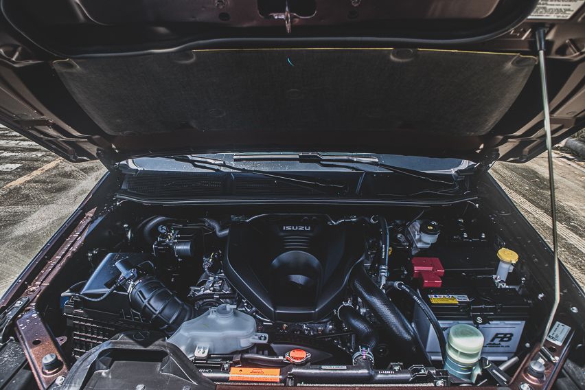 Isuzu mux engine bay