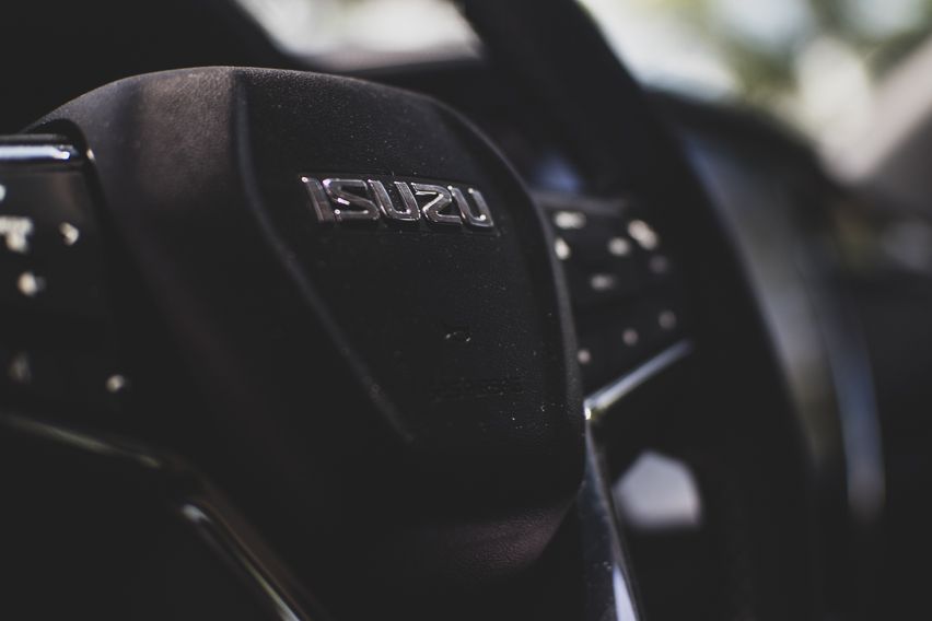 isuzu mux steering closeup