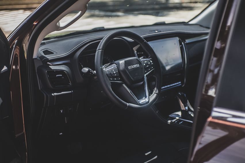 isuzu mux cockpit view side