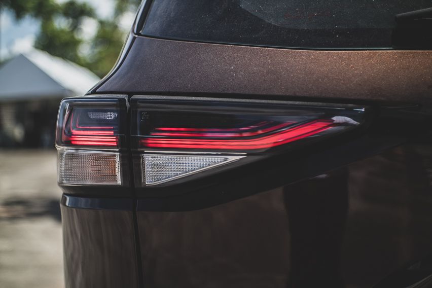 isuzu mux led taillamp close