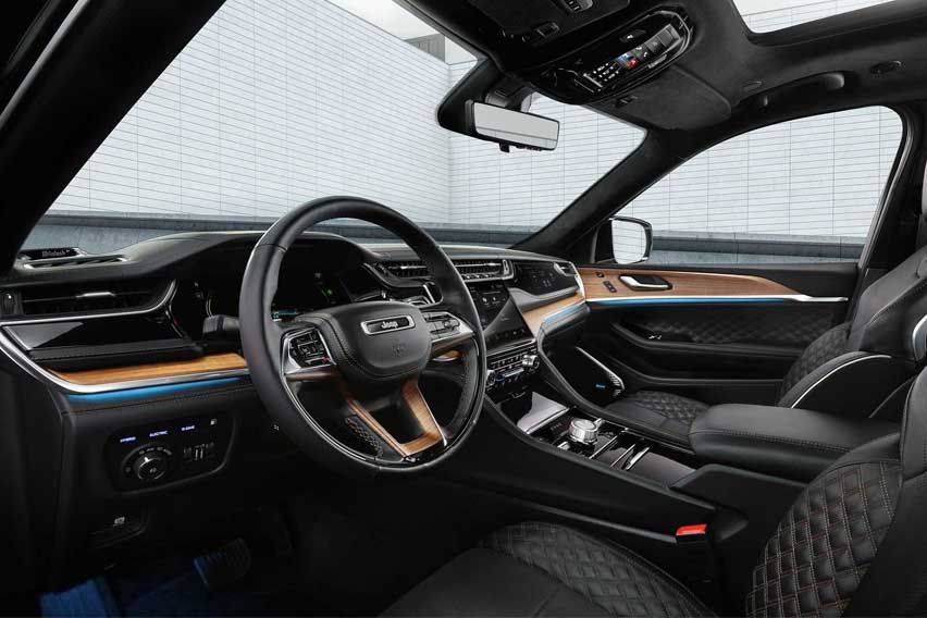 2022 Jeep Grand Cherokee interior