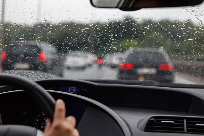 Ini yang Perlu Dipersiapkan Saat Berkendara di Cuaca Hujan