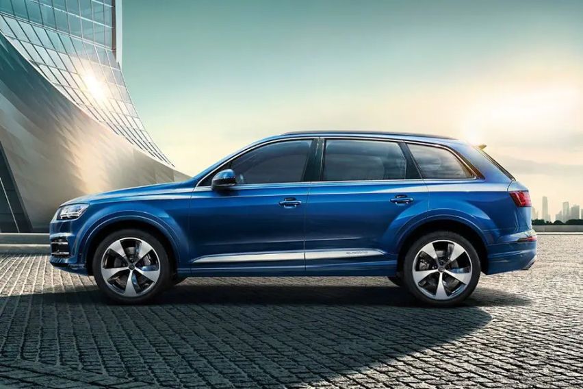 Audi Q7 side