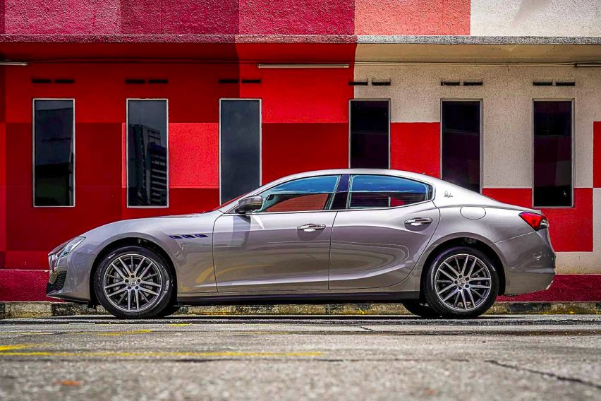 2021 Maserati Ghibli Hybrid side