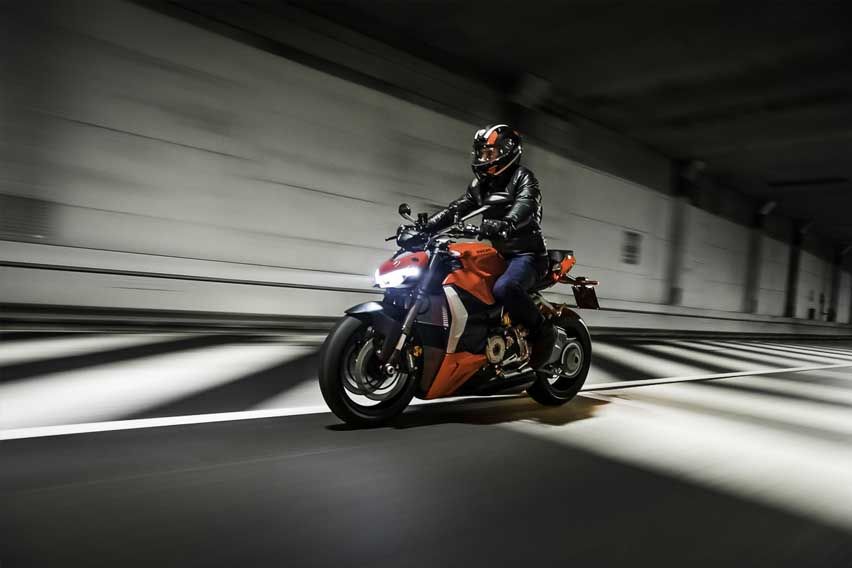 2022 Ducati Streetfighter V4 SP break cover