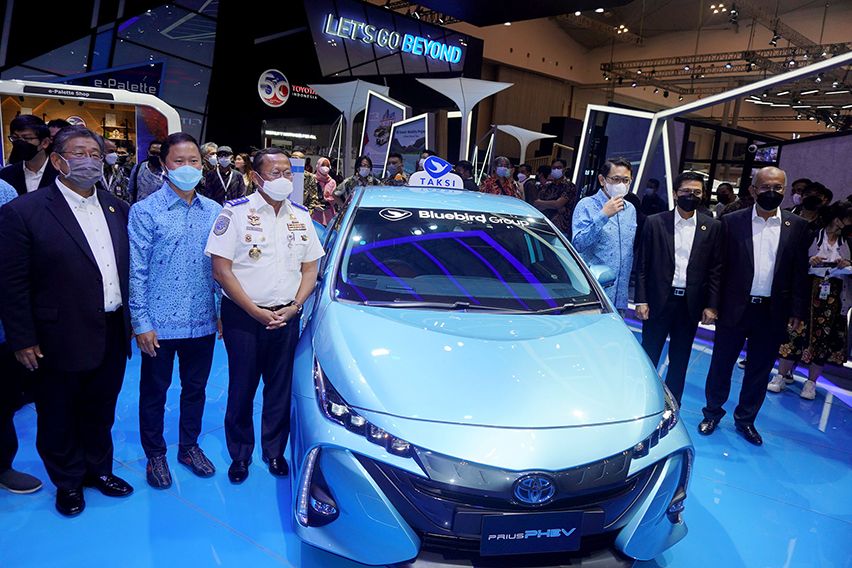 GIIAS 2021: Blue Bird Perkuat Armada Ramah Lingkungan, Gunakan Toyota Prius PHEV