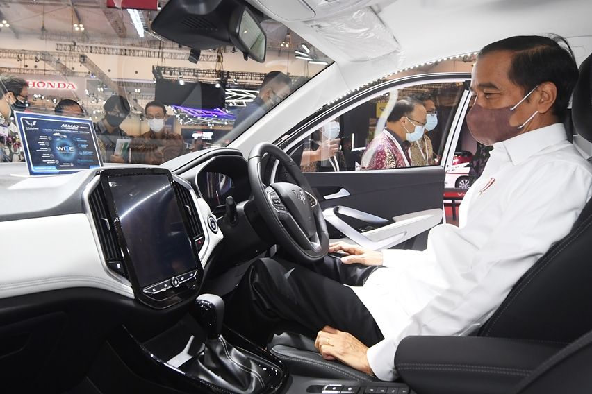 Jokowi dalam kabin Wuling Almaz RS