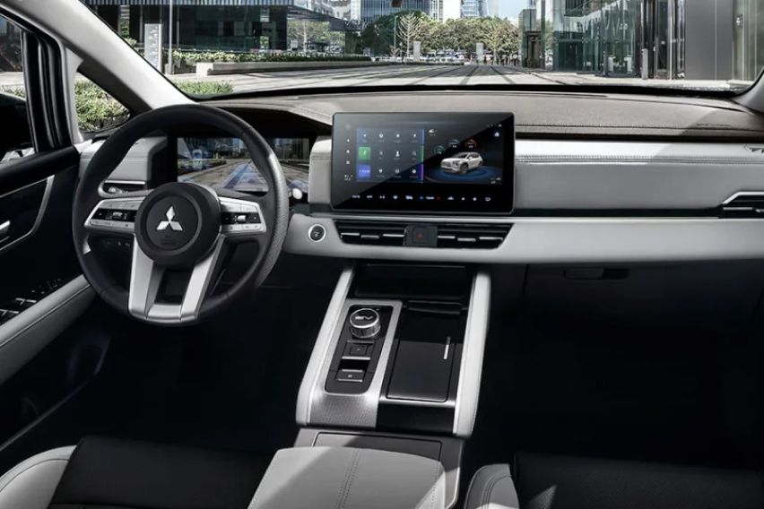 Mitsubishi Airtrek  interior