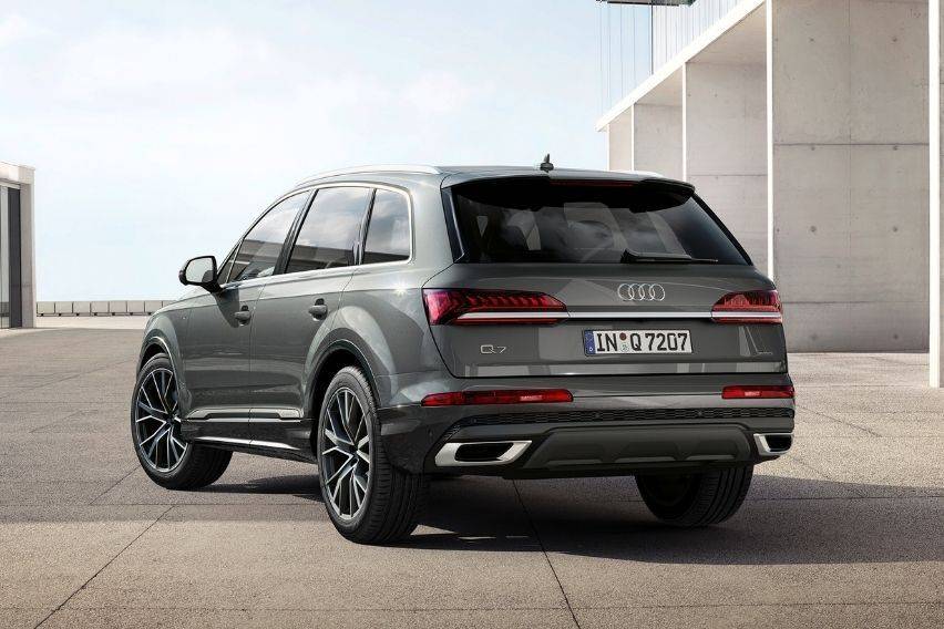 Luxe 7-seater: Exploring the fuel-efficient and feature-packed 2022 Audi Q7