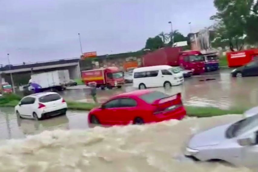 cars stuck in flood