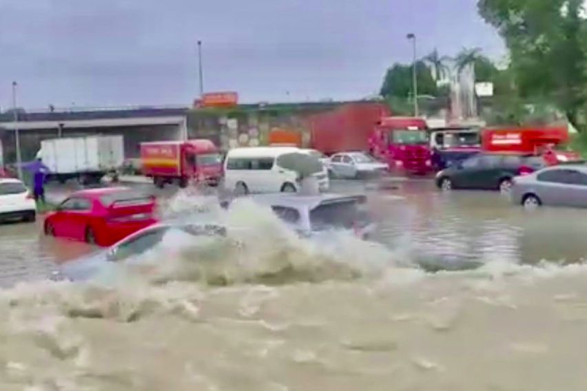cars stuck in flood