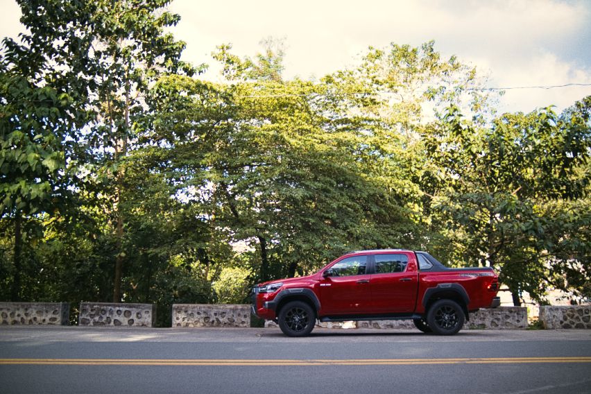 Toyota Hilux Conquest side wide
