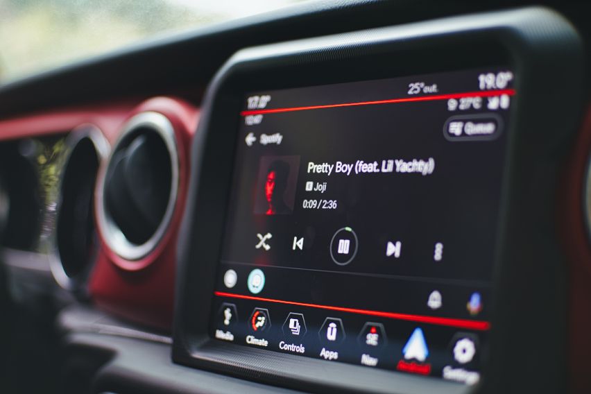 Jeep-Gladiator-TOuchscreen