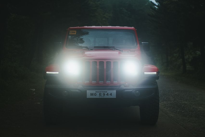 Jeep-Gladiator-Headlights-head-on