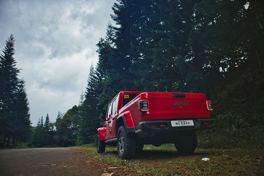 Jeep-Gladiator-Rear-quarter-profile-wide