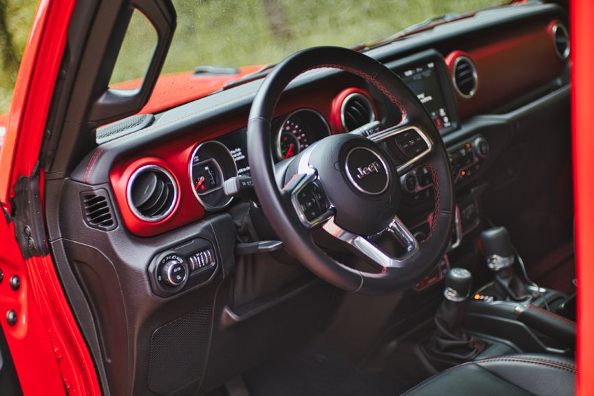 Jeep-Gladiator-Driver-cockpit-far