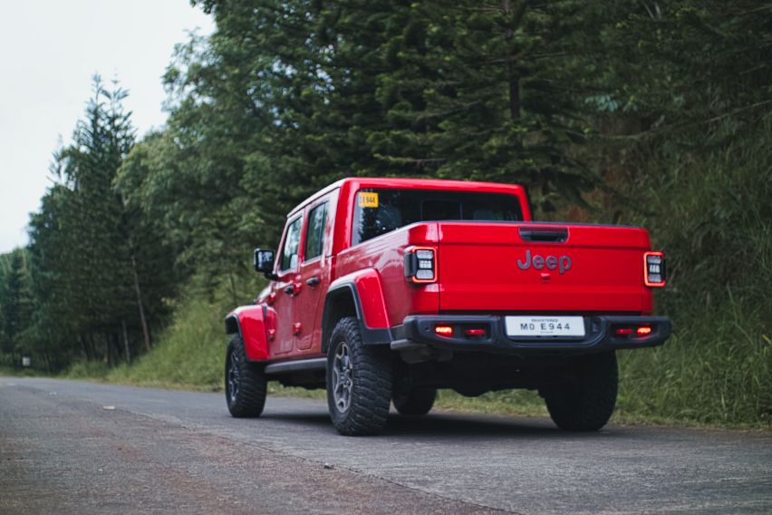 Jeep-Gladiator-Rear-left-quarter-2