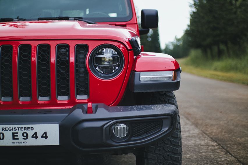 Jeep-Gladiator-partial-left-headlight
