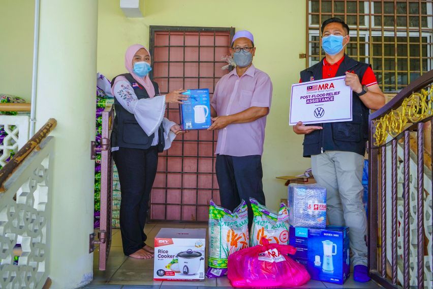 VPCM donated funds to Malaysian Relief Agency for helping flood victims