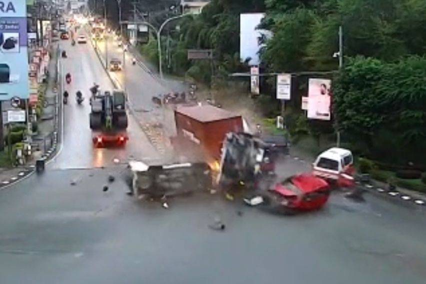 Berkaca dari Tabrakan Maut Truk Tronton di Balikpapan, Berhenti di Lampu Merah Juga Wajib Waspada