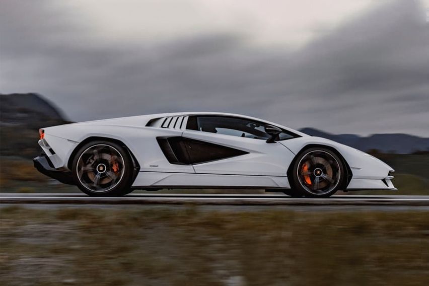 Lamborghini Countach LPI 800-4 features