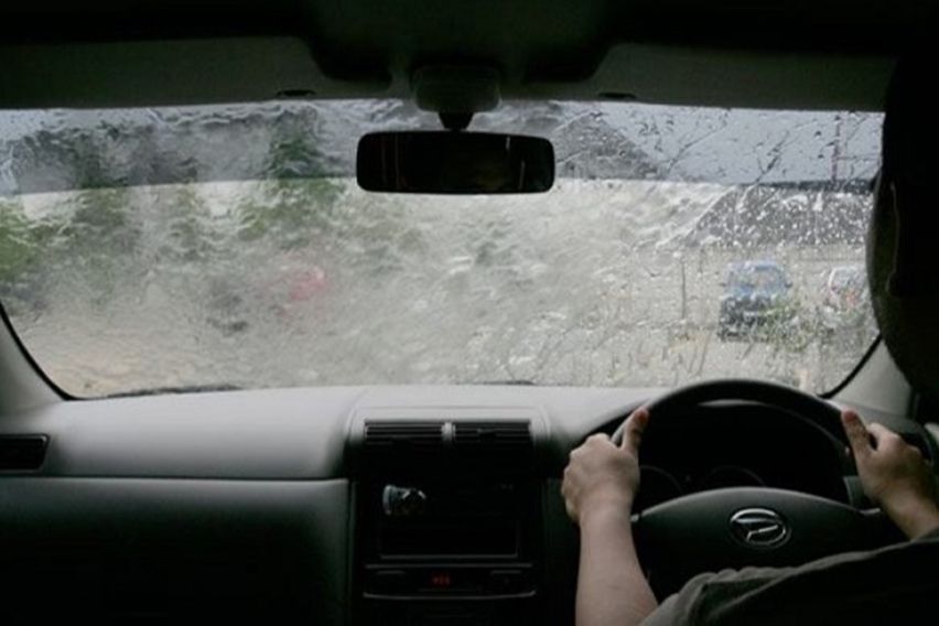 Tips Berkendara Aman di Musim Hujan dari Daihatsu