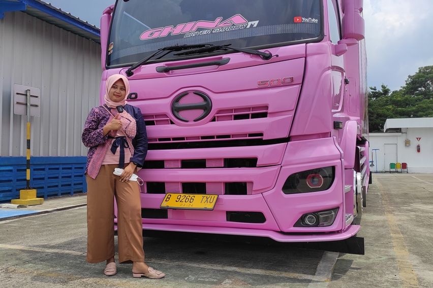 Pengemudi truk wanita Hino