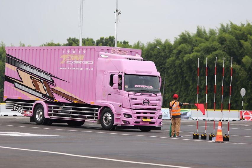 Pengemudi truk wanita Hino