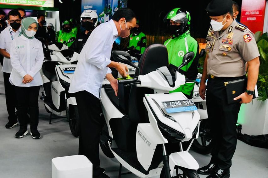 Jokowi Bidik 2 Juta Kendaraan Listrik Digunakan Masyarakat Indonesia di 2025