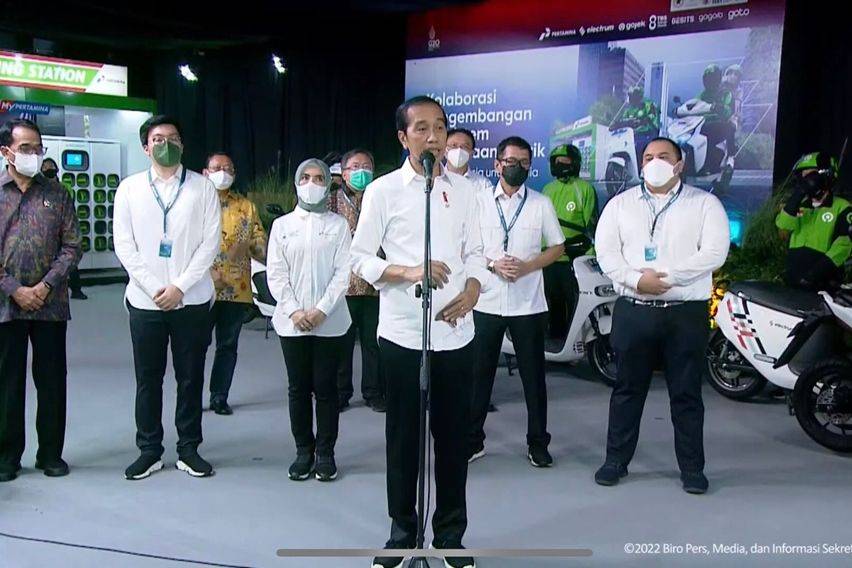 Jokowi Sebut Ekosistem Baterai Swap Menstimulasi Minat Pengguna Motor ...