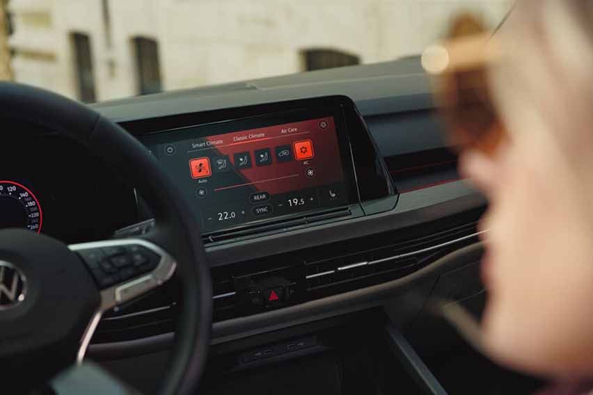 2022 Volkswagen Golf GTI vs. Golf R-Line: Comfort & technology