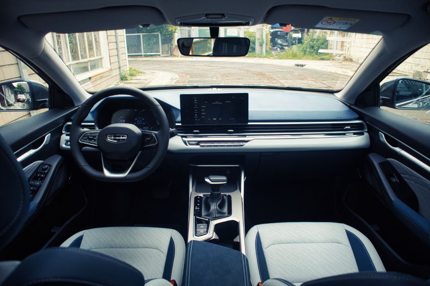 Geely Emgrand cockpit