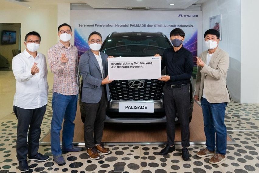 Hyundai Serahkan Palisade dan Staria Sebagai Dukungan Bagi Timnas Sepak Bola Indonesia