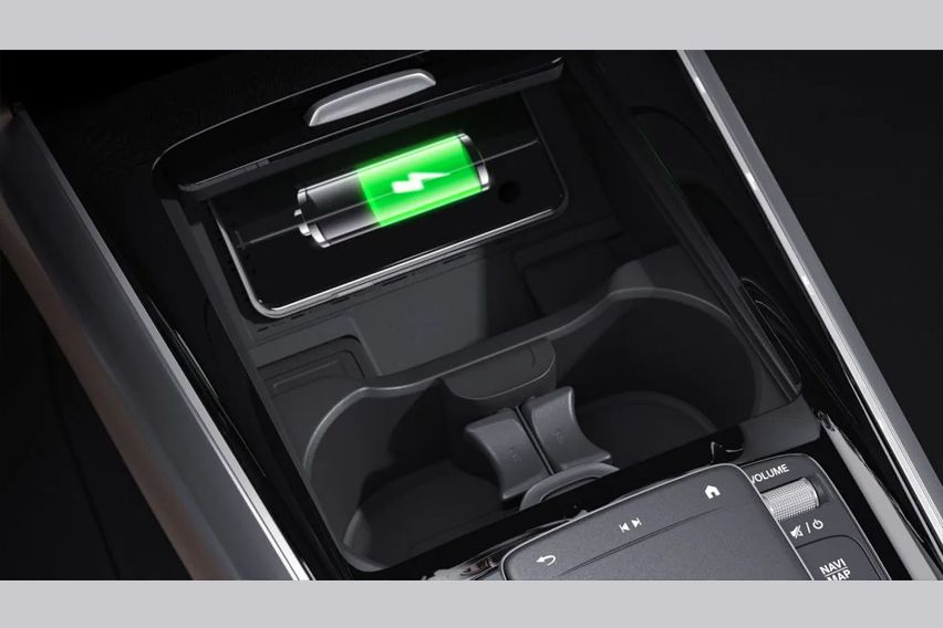 Mercedes EQA 250 AMG Line wireless charging