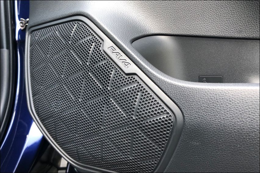Toyota RAV4 Premium SUV speakers